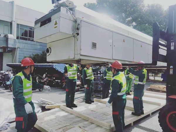 SMT設(shè)備卸車、拆箱作業(yè)